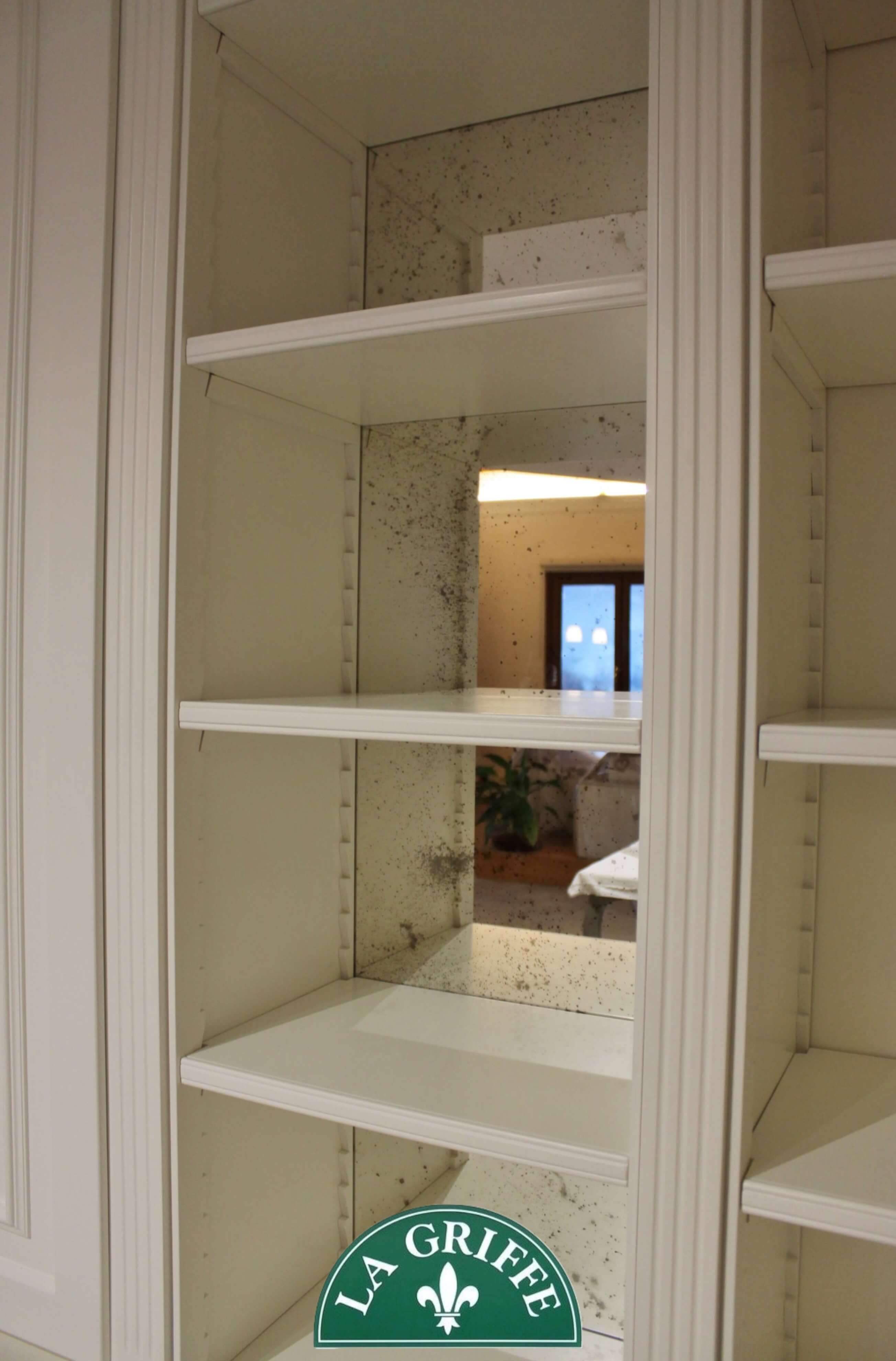 Specchio veneziano su libreria