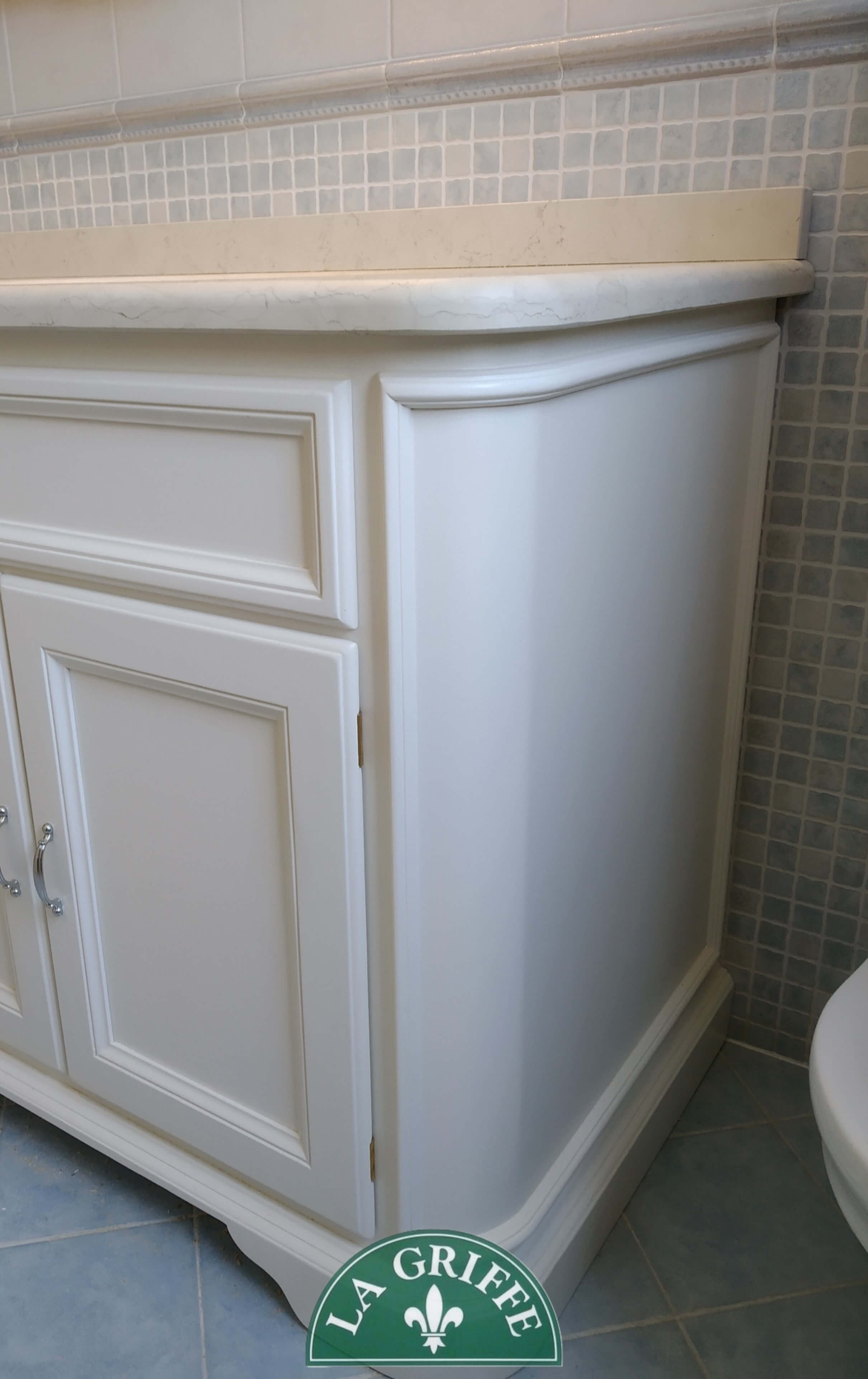 Boiserie arrotondata bagno classico