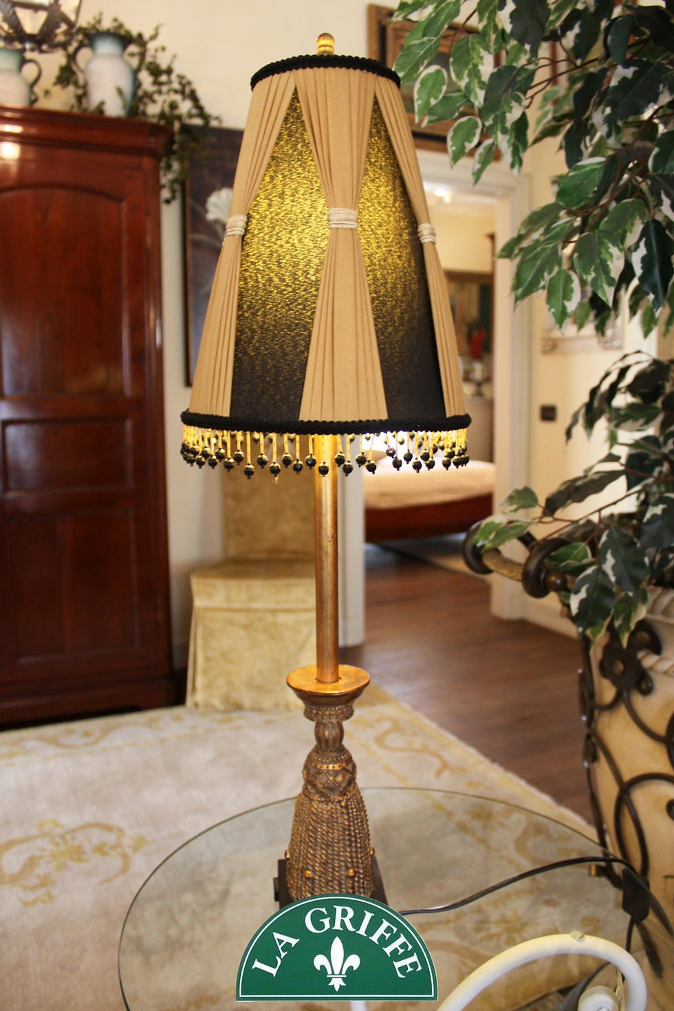 Lampada in finitura oro antico - paralume decorato con perline