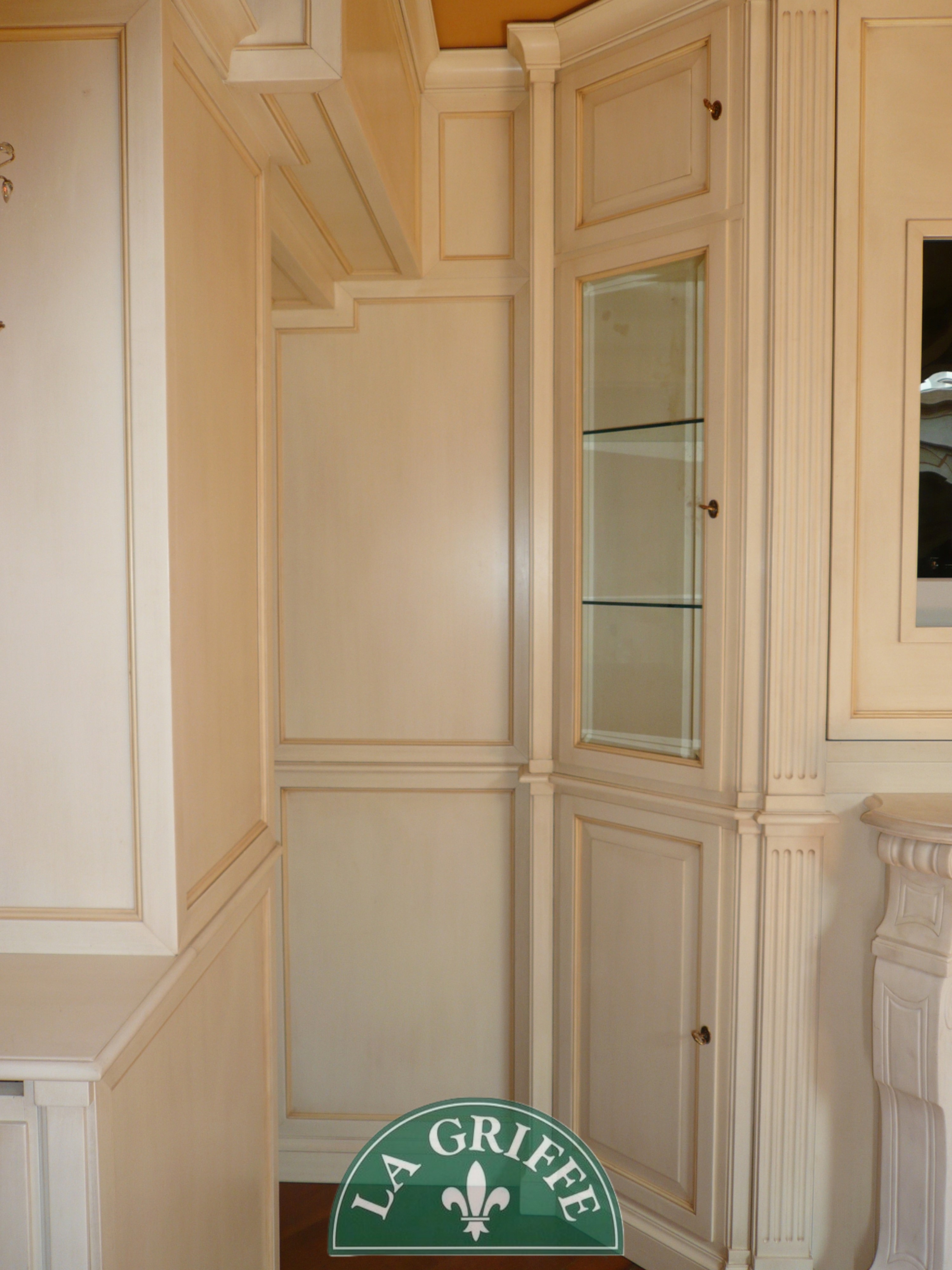 Boiserie classica ad angolo vetrina