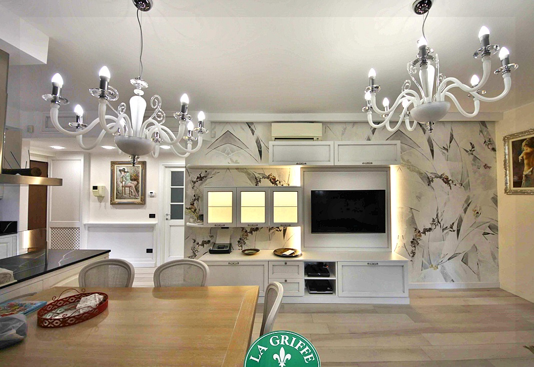 Soggiorno con boiserie moderno