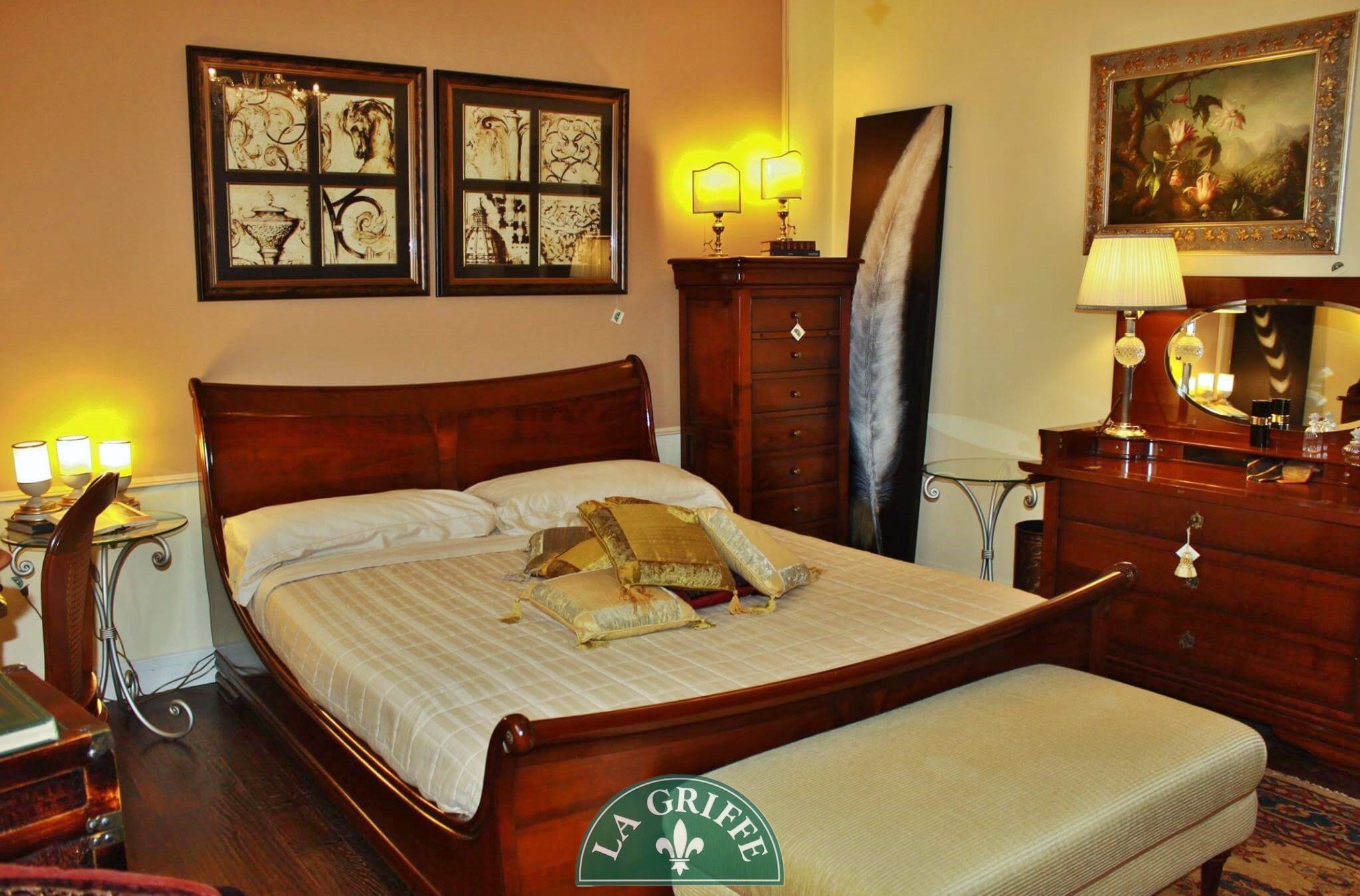 Camera da letto classica in ciliegio