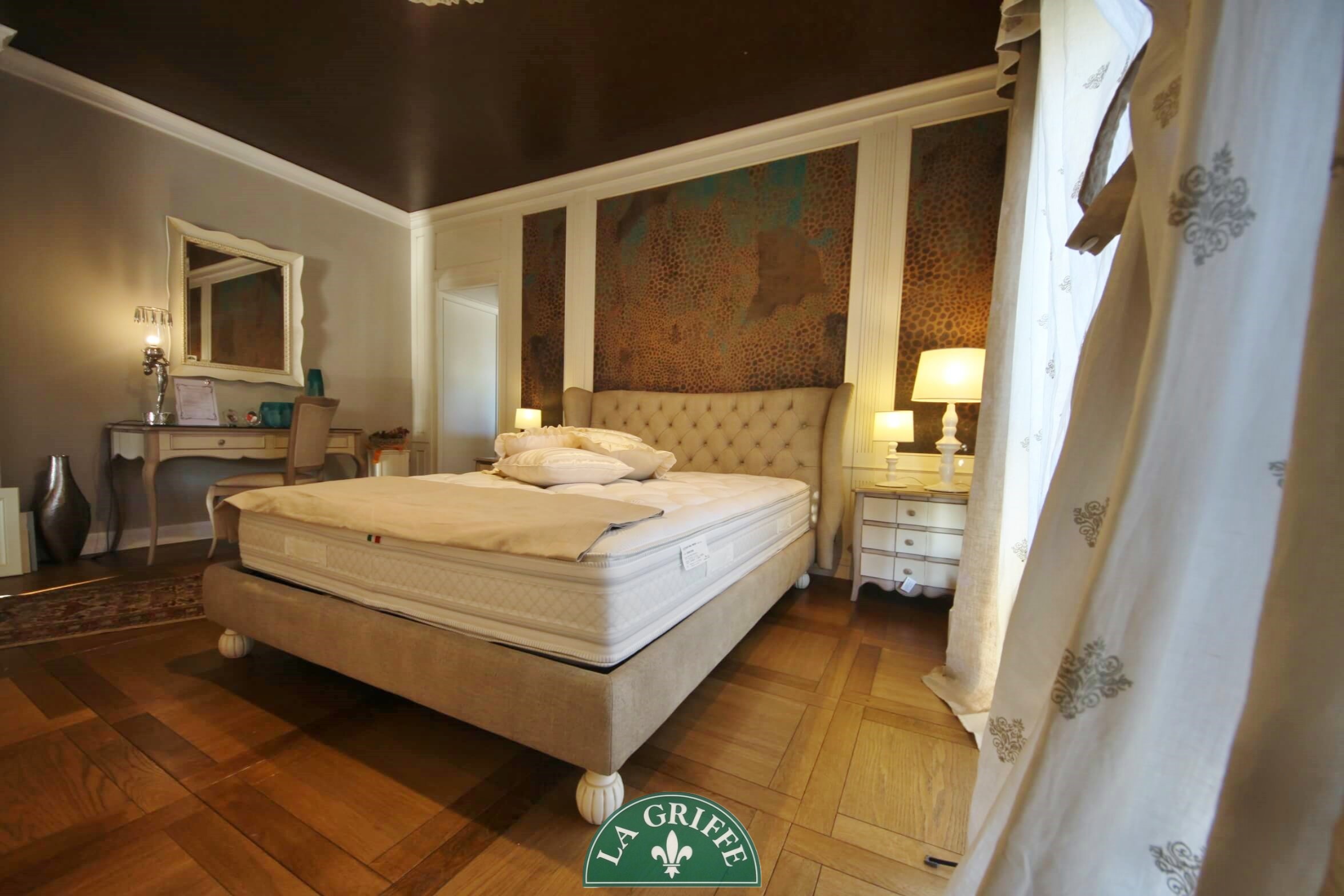 Camera da letto classica artigianale