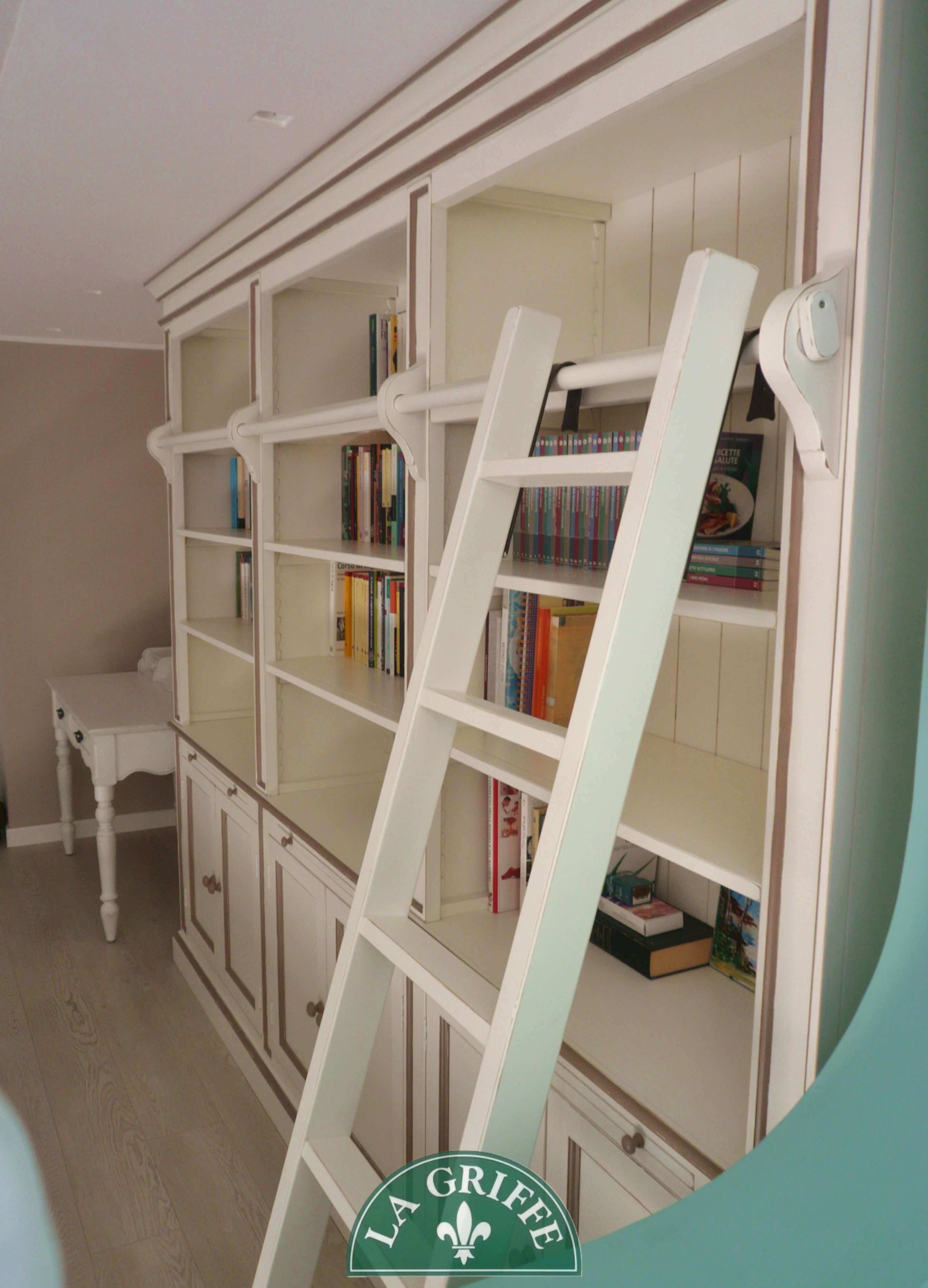 Libreria su misura con tiretti
