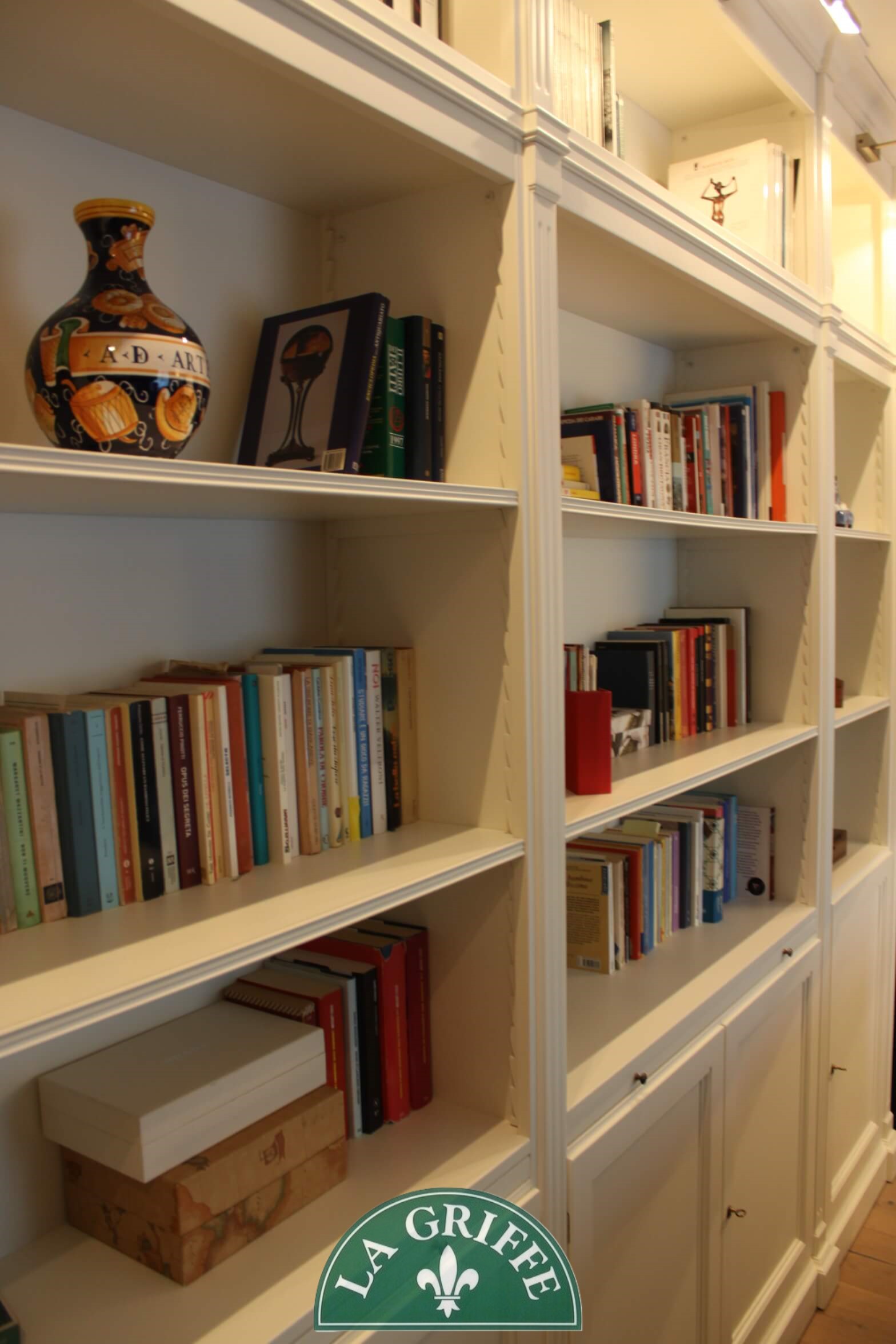Salotto libreria boiserie su misura