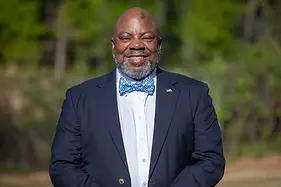 Ronnie_Davis_headshot.webp
