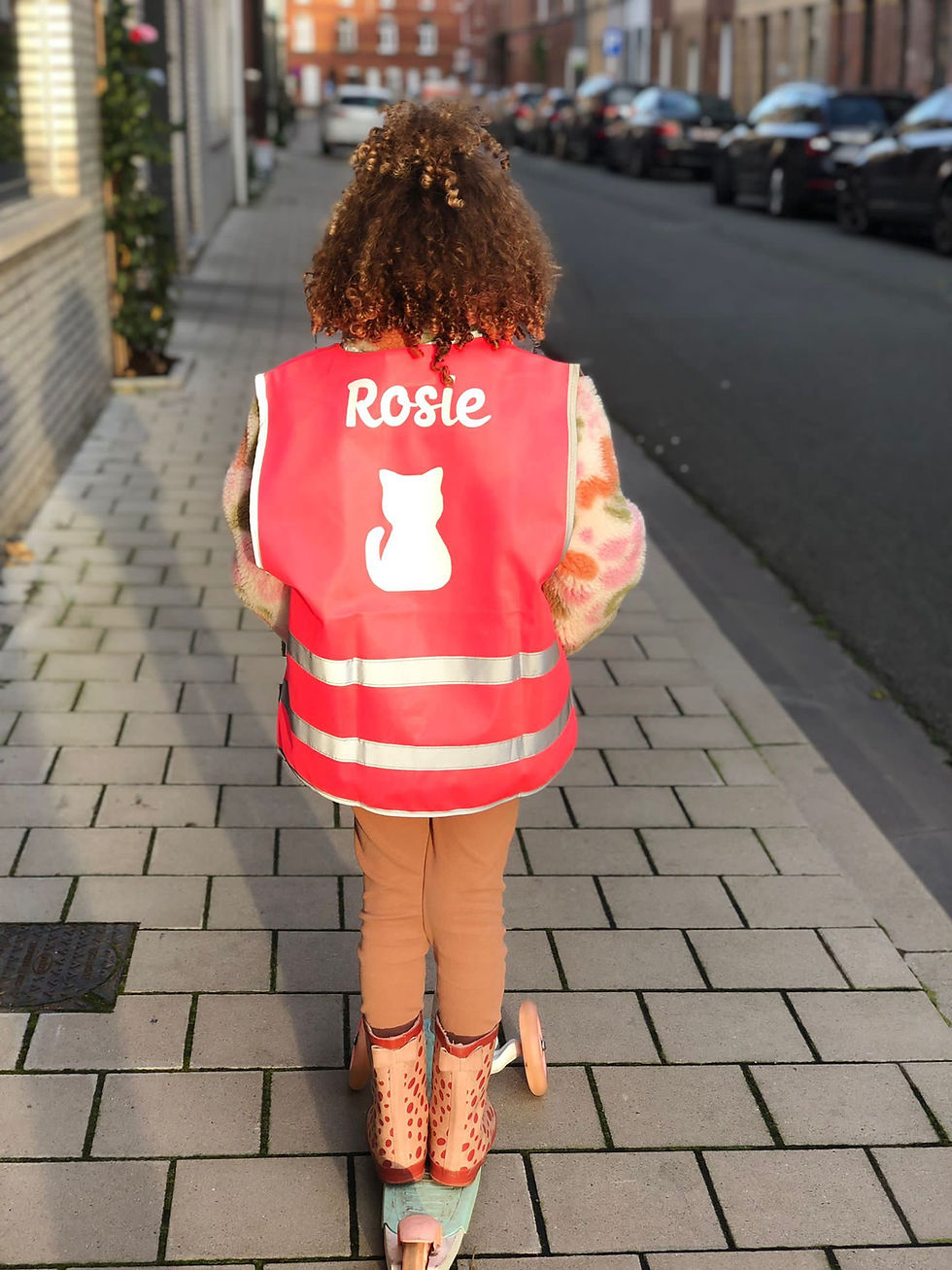 Foto van een klant waarbij Rosie het fluojesje draagt dat Hip met Pit Creaties voor haar gemaakt heeft.