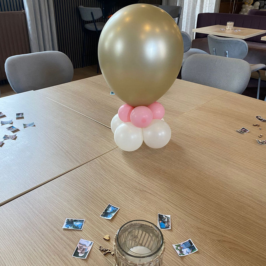 Feesttafel met gouden ballon en foto's