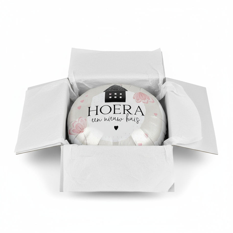 Ronde kaas in open doos met tekst 'HOERA een nieuw huis'