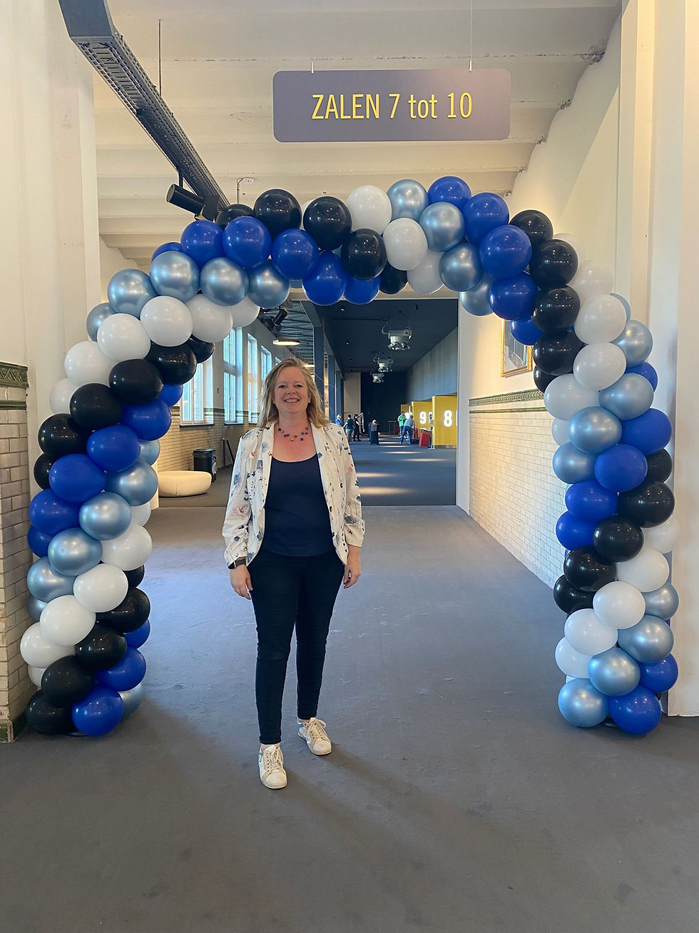 Ballonboog in blauw, zilver en wit bij een bedrijfsevent, geplaatst door Hip met Pit Creaties