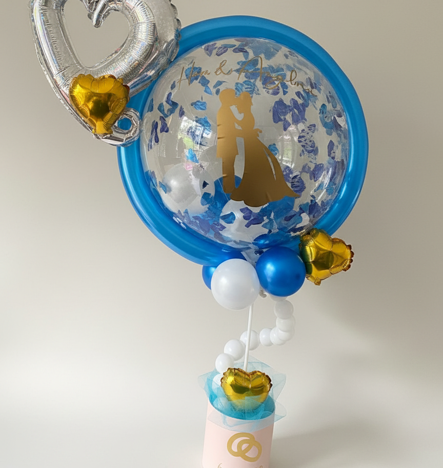 Detailfoto verjaardags cadeauballon met naam leeftijd en decoratieve ballonnen