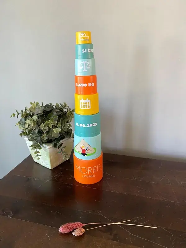 Stapelbekers met naam en geboortedatum als geboortecadeau