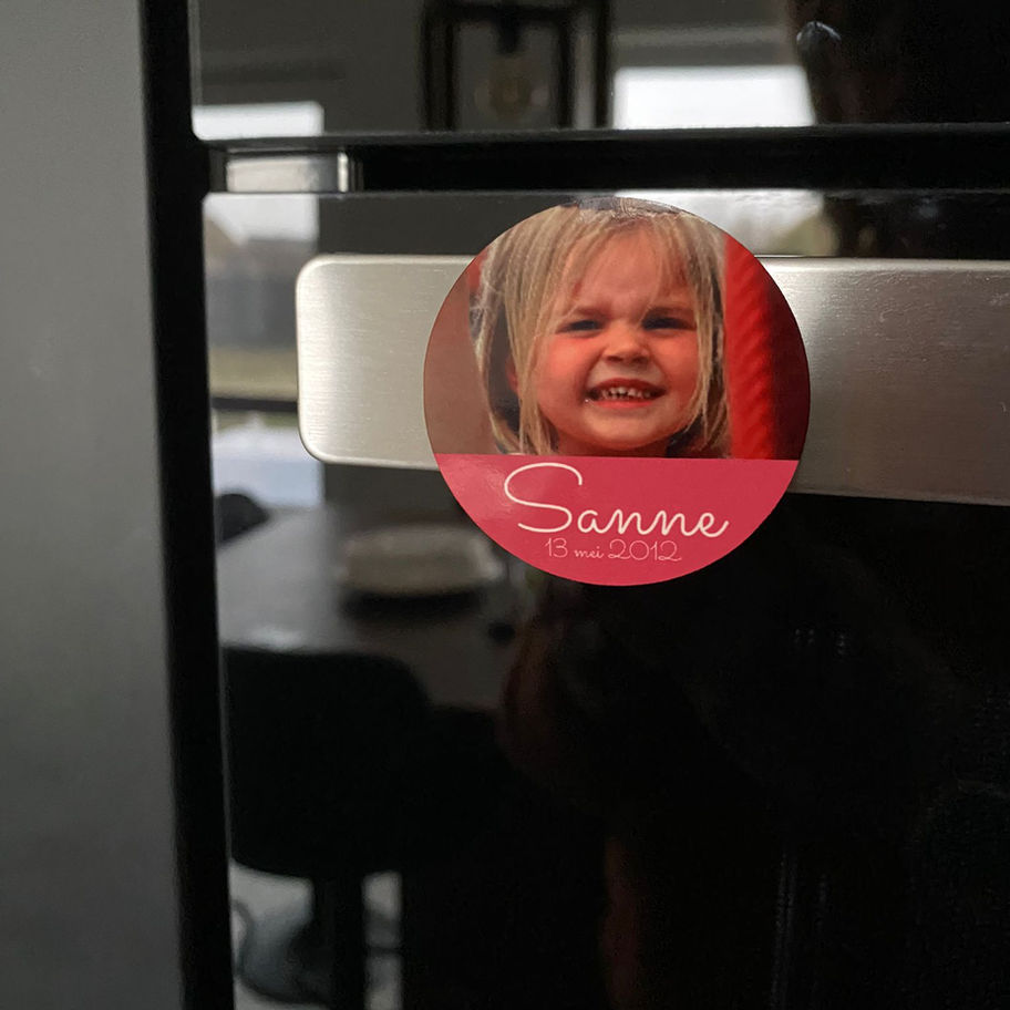 Foto magneet 5 cm met naam en datum op MDF