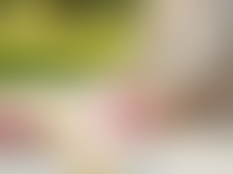 kind opent gepersonaliseerd koekendoosje met naam op picknickdeken