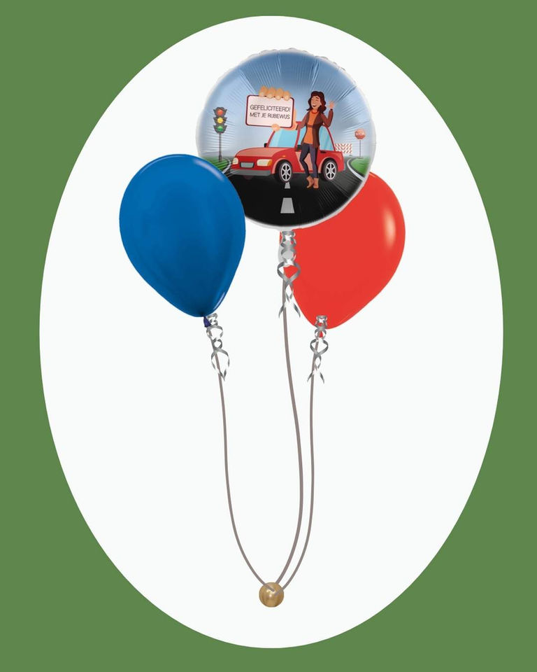 Ballonnenboeket met vrouw in rode auto en Happy Birthday tekst