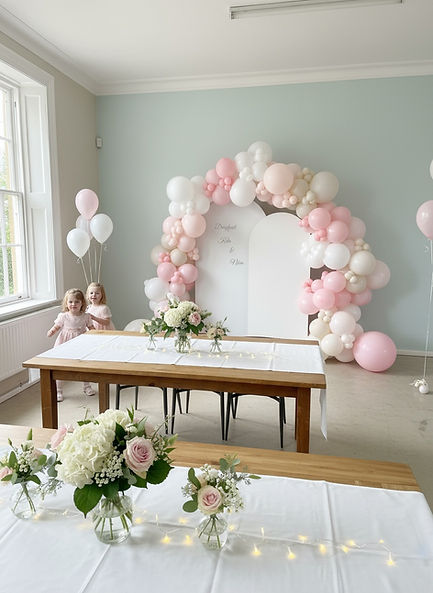 Organische ballonnenboog in pastelkleuren voor communiefeest in Bocholt met fotoplek