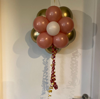 Bloemballon om op te hangen aan de deur of poort aals mooie eyecatcher voor communie en lentefeest