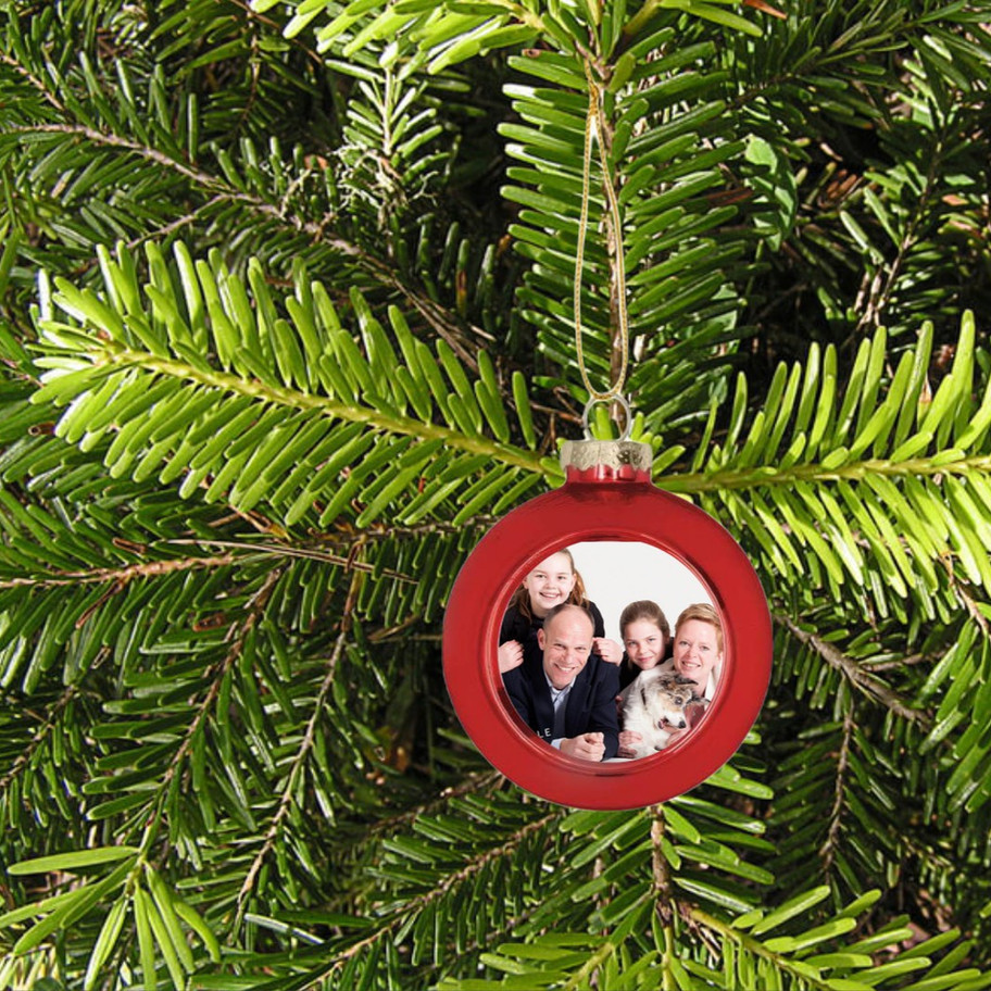 Rode kerstbal met familiefoto in kerstboom