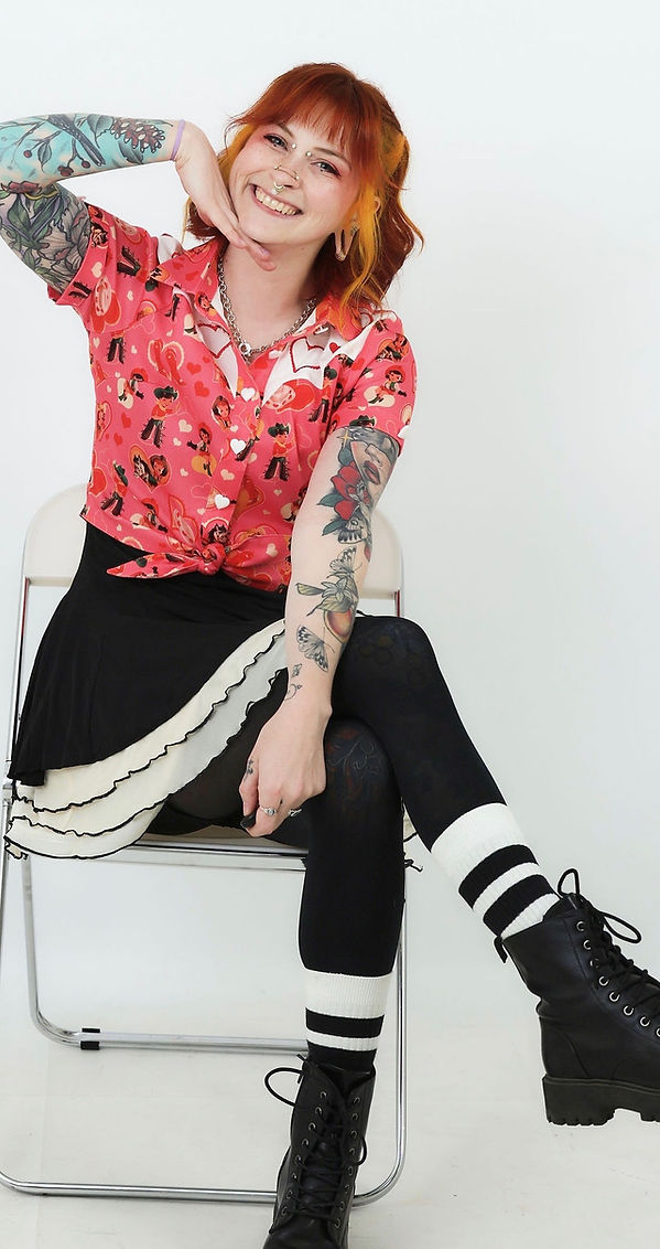 shelby lynne posing for artist profile