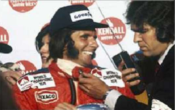 Fittipaldi comemora uma vitória histórica enquanto concede entrevista logo após a corrida, ainda no clima de emoção do