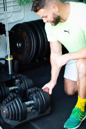 Dans le studio de coaching de Pelibat Camp, Jonathan choisit le meilleur matériel pour ton renforcement musculaire