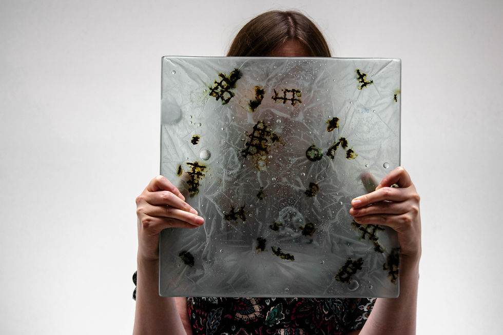 made from float glass with metallic contaminants - credits Véronique van Minkelen