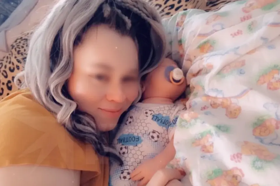 В Норильске мать бросила четверых детей дома и ушла к знакомому. Дети голодали, младенец умер от истощения 