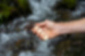 hand.heilkristall.wasser.jpg