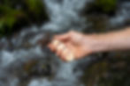 hand.heilkristall.wasser.jpg