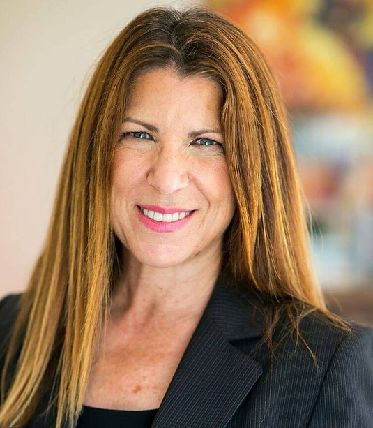 professional headshot of Lynn