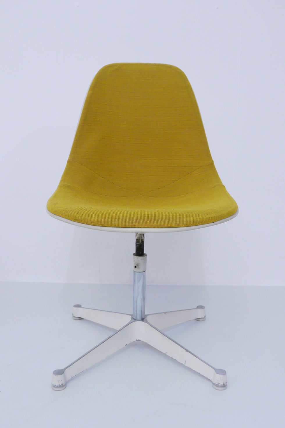 Thumbnail: Dining Set by Ray & Charles Eames for Herman Miller