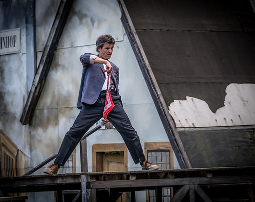 2021 
Diener zweier Herren