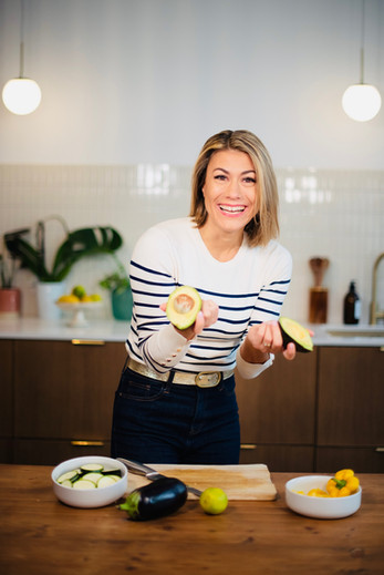 Julie Debatty cuisine avec des légumes 
