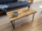 Cette table basse en chêne et noyer massif s’intègre avec élégance à tous les styles de salon, alliant modernité et convivial