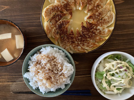 今日のまかないは餃子とタレご飯。