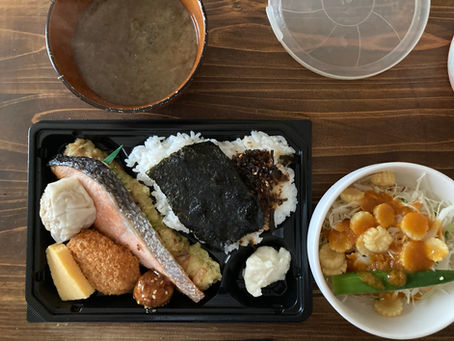 今日のまかないはシャケ弁当。