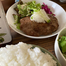 今日の賄いはハンバーグ