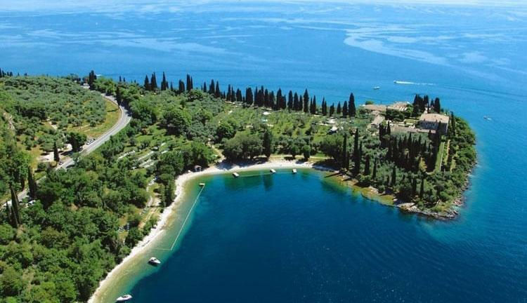 Le migliori spiagge del Lago di Garda: dove rilassarsi tra natura, eleganza e acque cristalline