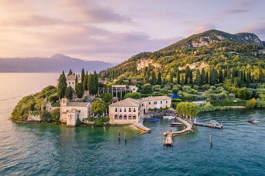 Le calette segrete del Lago di Garda: dove trovarle e come scoprirle in barca