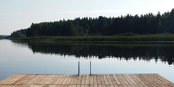 Lehtikuusi terassilaudoista valmistettu laituri