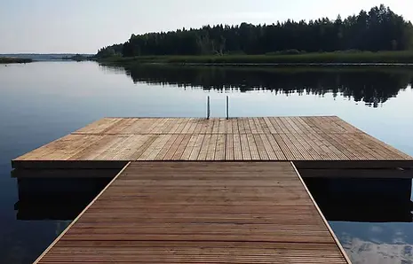 Lehtikuusesta valmistettu laituri