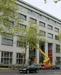 Glasreinigung mit Steiger an einer Hausfassade