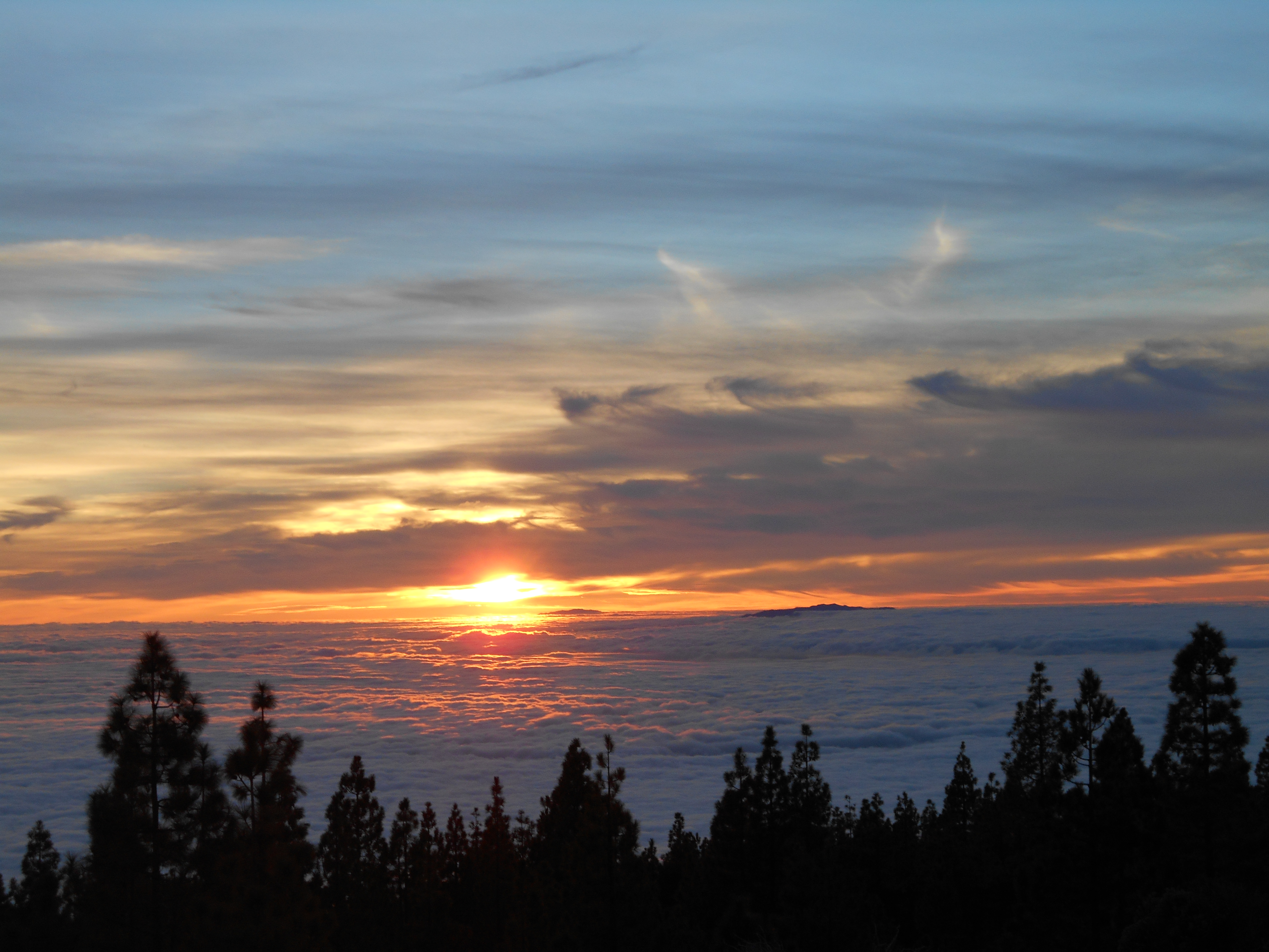 tramonto sopra le nuvole