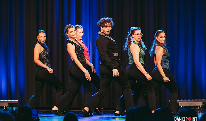 Broadway Musical Tanzkurs für Erwachsene in Klagenfurt: Dieser Kurs verbindet Show, Ausdruck und Bewegung zu einem einzigartigen Erlebnis. Junge Erwachsene und Erwachsene lernen hier Choreografien im typischen Musical-Stil – voller Energie, Rhythmus und Ausdruckskraft. Ganz egal, ob du schon Tanzerfahrung hast oder einfach ein neues Hobby suchst: Broadway/Musical bietet dir die perfekte Mischung aus Training, Kreativität und Spaß. Der Kurs ist nicht nur ein tolles Workout, sondern auch ein inspirierender Ausgleich zum Alltag. Erlebe die Freude am Tanz und tauche ein in das Flair des Broadway – direkt hier in Klagenfurt.