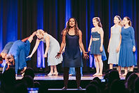 Sing & Dance in Klagenfurt: In diesem Kurs kombinierst du Gesang und Tanz zu einem einzigartigen Bühnenerlebnis. Mit Stimmbildungsübungen stärkst du deine Stimme, lernst Songs ausdrucksstark zu interpretieren und verbindest sie mit passenden Choreografien. Sing & Dance fördert Körpergefühl, Rhythmus, Ausdruckskraft und Selbstbewusstsein. Der Kurs ist ideal für Kinder und Jugendliche, die Spaß an Musik haben, ihre Stimme entwickeln und ihre Leidenschaft mit Tanz und Performance verbinden möchten.