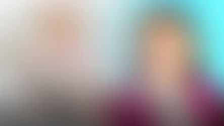 Medic dentist zâmbind - în fundal apare un copil mic și întrebarea "Când apar primii dinți ai copilului?" ilustrând ghidul pentru părinți privind sănătatea dentară a copiilor.