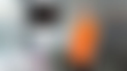 Parodontolog Dentalist în cabinet, zâmbind cald și profesional.