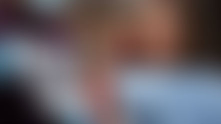 Pacient așezat pe scaunul stomatologic, privind împreună cu medicul radiografia dentară