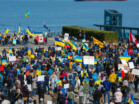 “We can’t sit back”: in Vancouver thousands of people rallied to support Ukraine.