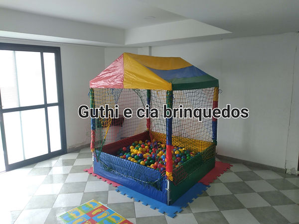 Piscina de bolinhas para festa infantil em espaço gourmet de condomínio